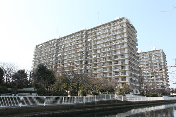 【パークシティ金沢八景】広々とした住棟配置により、圧迫感を感じさせず、住空間のプライバシーも守ります。