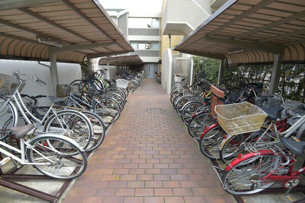 屋根付きの駐輪場を敷地内に設置。