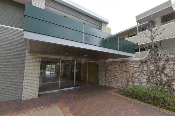 セキュリティの整った見通しの良いエントランス。		