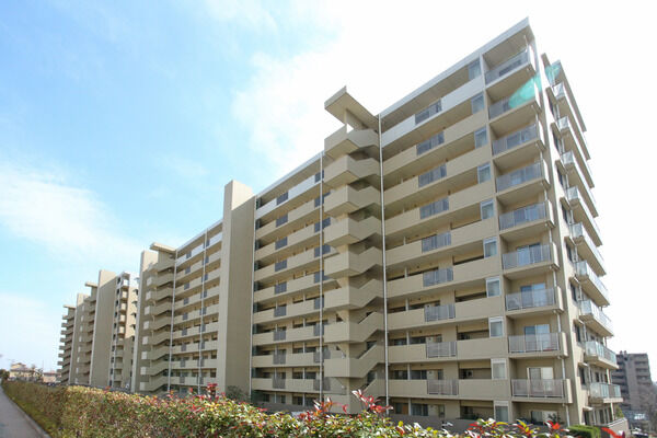 【パークシティ能見台ブロードエア】空に溶け込むような柔らかな色味の外観が印象的。