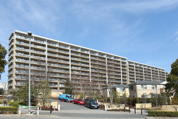 敷地内に100%駐車場を確保。車の出し入れが便利な平面式駐車場も33台用意。