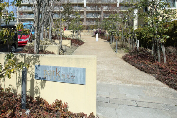 エントランスコート奥には、プレイロット・レストガーデン・プレイフィールドを設置。