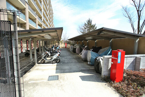 駐輪場347台とバイク置き場60台を設置。
