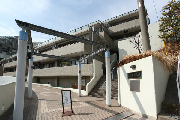 タイル貼りのアプローチを過ぎると、そこには安らぎの空間が広がります。