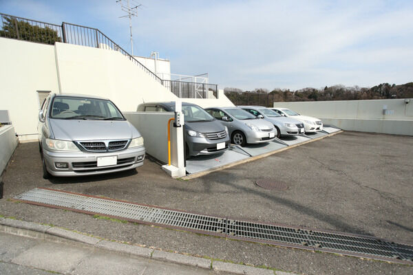 敷地内には、34台収容駐車場、80台収容駐輪場を設置。