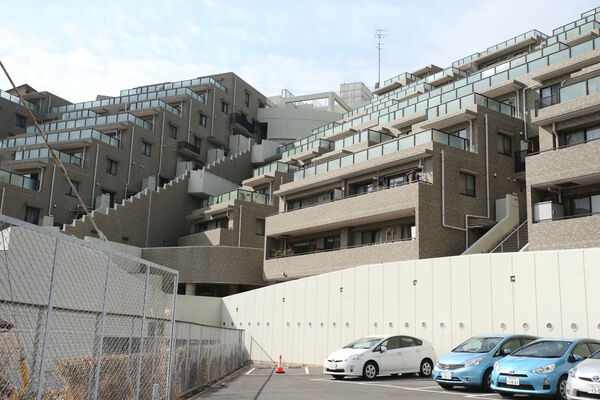 採光・通風に配慮し、斜面に立地している条件を有効活用しています。