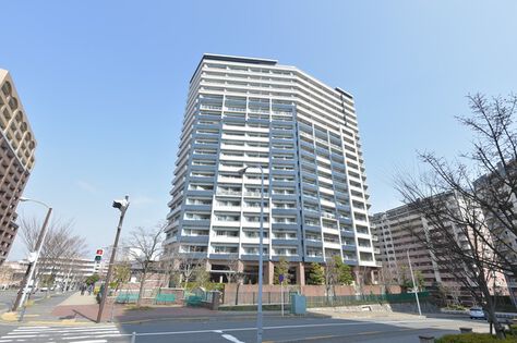 ブルーとホワイトの爽やかなコントラストが印象的な21階建てのタワーマンション。		