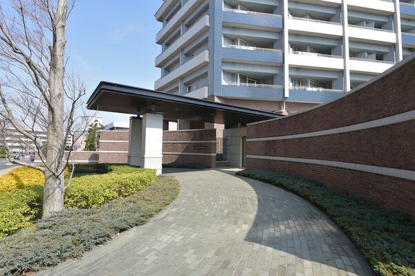 柔らかな局面を描くアプローチが邸宅としての格調を演出します。		