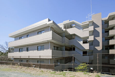 濃淡あるタイルを使用し、爽やかなイメージの外観。