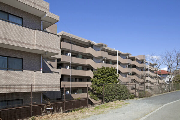 【菊名パークホームズ参番館】低層階部には柵が設けられており、セキュリティー対策が施されている。