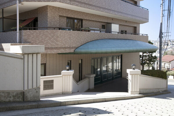 白い門構えが、西洋の建物を想像させ、高級感を感じさせる。 白い門構えが、西洋の建物を想像させ、高級感を感じさせる。