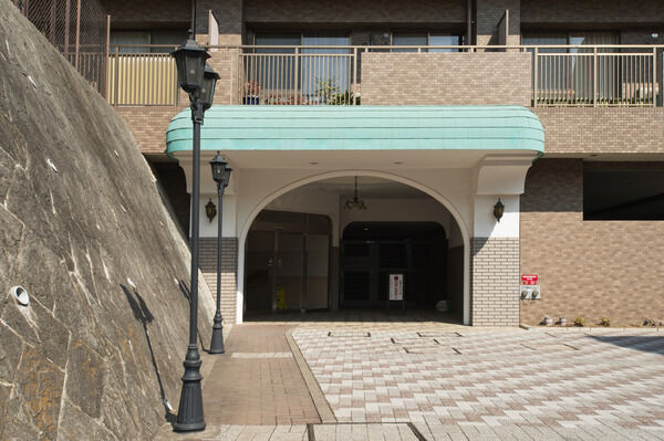 ゆるやかな丘の上に佇み、おだやかな表情をみせる外観。