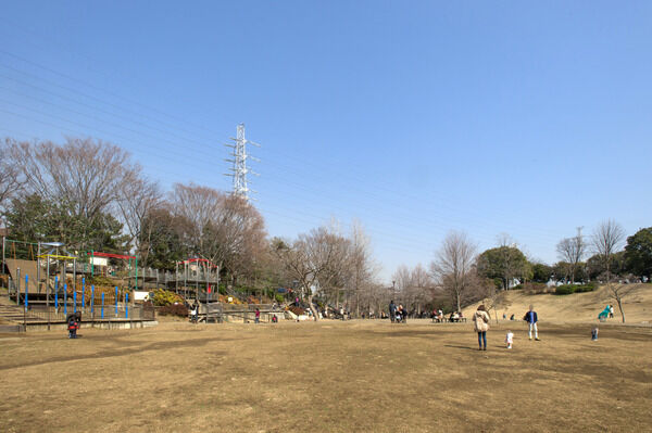 「岸根公園」は、約320m（徒歩4分）。