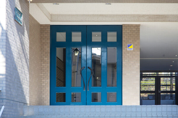 エントランスは、来訪者を二重にチェックするオートロックシステムを採用。