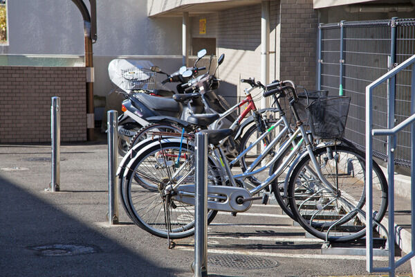 アプローチ横には、自転車駐輪場を設置。