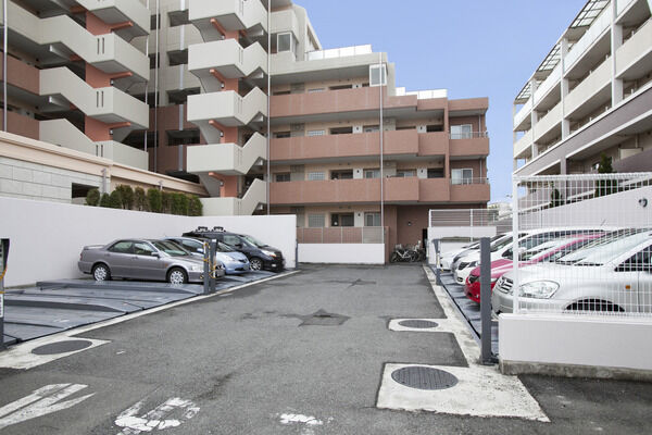 敷地内に設置された機械式自動車駐車場は、33台収容。