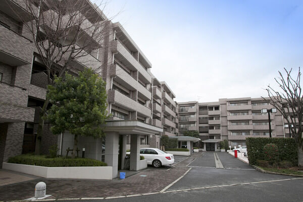 【シティクレスト横浜妙蓮寺】敷地内オープンスペースは、駐車場、植栽など、きめ細かくプランニング。