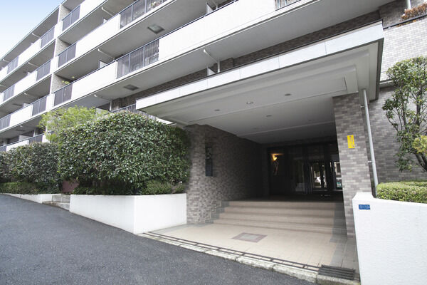 誇り高き重厚デザイン、胸の高まりを伝えるエントランス。