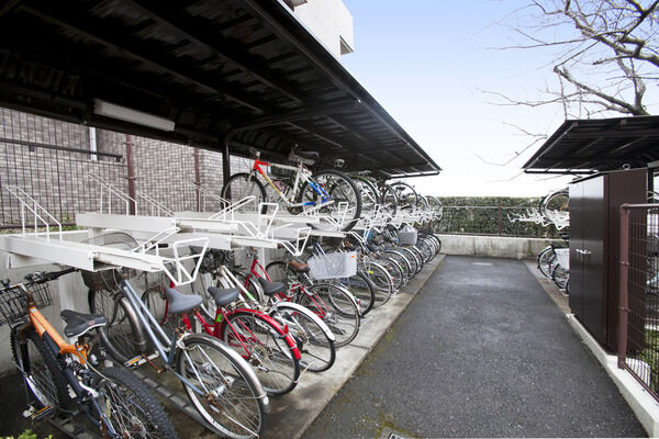 センターコートに86台、サウスコートに29台収容の駐輪場を設置。