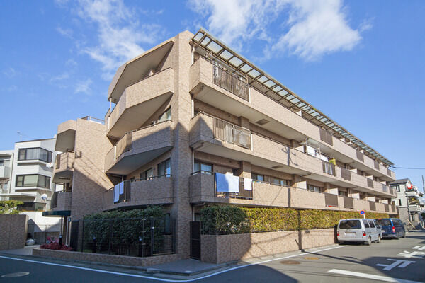 【日吉南パークホームズ弐番館】中層4階建て、全23戸の南向きを中心とした住まい。