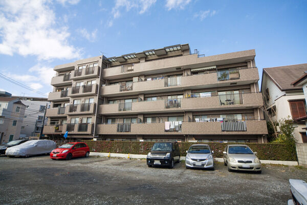 閑静な住宅地にそびえる、品のあるレンガ風の佇まい。