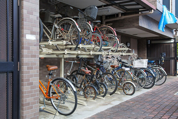 エントランスアプローチ横を抜けると自転車駐輪場が設置されています。