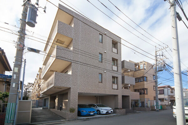 【日吉南パークホームズ】低層でありながら、ゆとりの暮らしを配慮してエレベーターを1基設置。 【日吉南パークホームズ】低層でありながら、ゆとりの暮らしを配慮してエレベーターを1基設置。