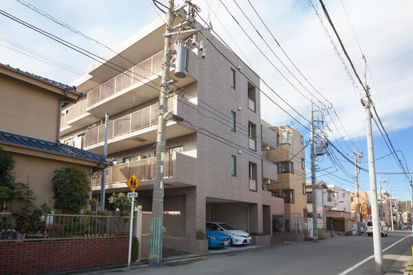 【日吉南パークホームズ】柔らかな陽光が住戸にさしこむ南東側外観。 【日吉南パークホームズ】柔らかな陽光が住戸にさしこむ南東側外観。