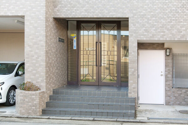 落ち着いた雰囲気のエントランス。入口には、オートロックを設置。