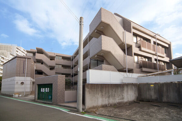 【日吉南パーク・ホームズ四番館】敷地内駐車場からの外観全景。駐車場は他にも機械式駐車場を設置。 【日吉南パーク・ホームズ四番館】敷地内駐車場からの外観全景。駐車場は他にも機械式駐車場を設置。