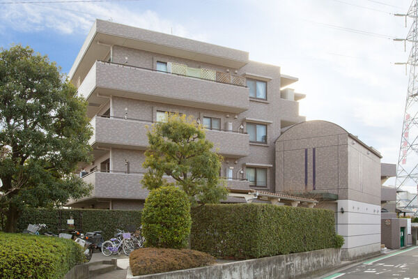 【日吉南パーク・ホームズ四番館】植栽の壁でプライバシーも配慮された自転車駐輪場。 【日吉南パーク・ホームズ四番館】植栽の壁でプライバシーも配慮された自転車駐輪場。