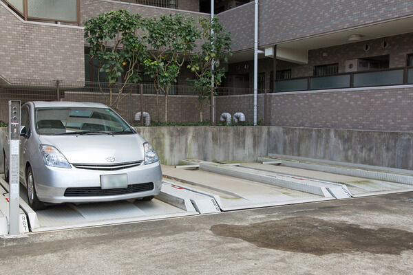 敷地内に設置されている、機械式3段駐車場。