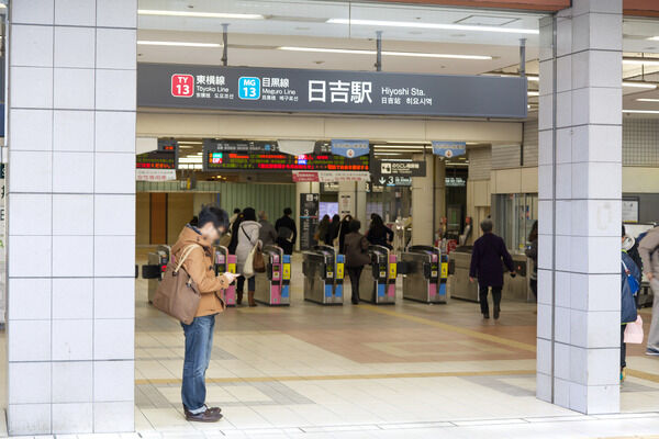 東急東横線「日吉」駅は、徒歩14分。