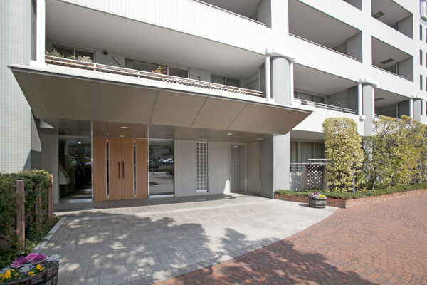 ホールには、オートロック、宅配ロッカー、メールボックスなどを配置。