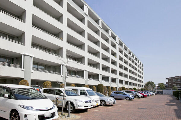 288台収容の駐車場、341台収容の駐輪場を敷地内に設置。