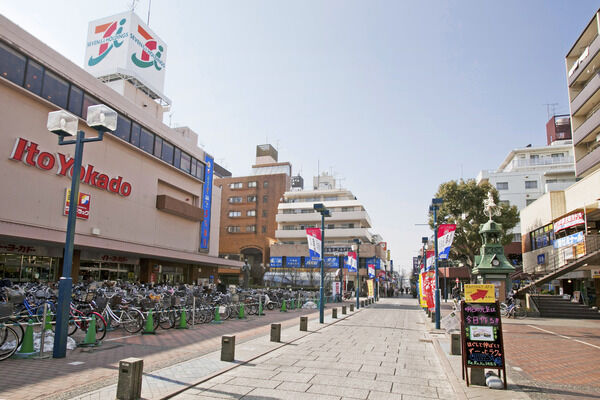 「イトーヨーカドー綱島店」は、約970m（徒歩13分）。