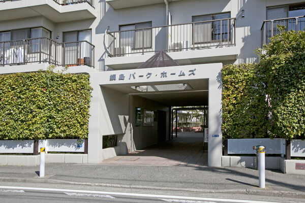 アーチ状に形成されたエントランスが、人々を癒しの空間に誘う。