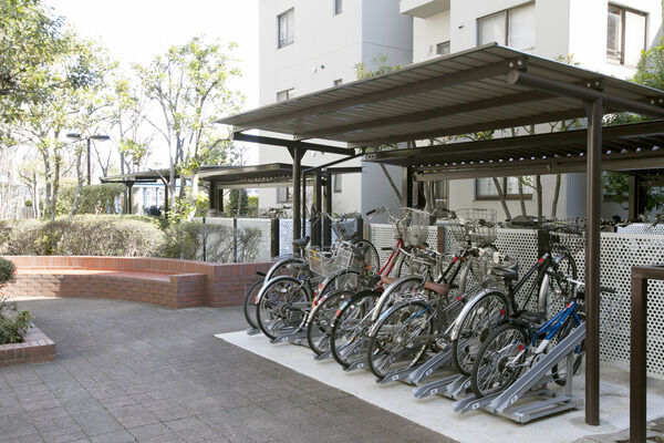 敷地内に設置された、自転車専用駐輪場。
