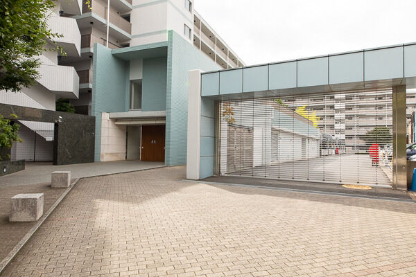 ゲート付きの駐車場出入口。