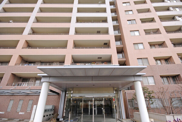 ノンスリップ舗装タイルで雨の日の足下も安心なエントランス。 ノンスリップ舗装タイルで雨の日の足下も安心なエントランス。