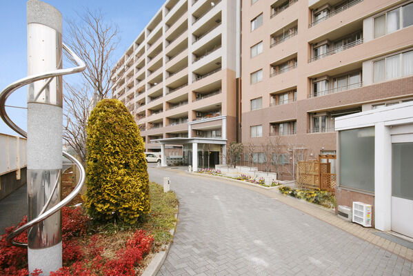 敷地内には歩車分離の全戸分の駐車場が完備。 敷地内には歩車分離の全戸分の駐車場が完備。