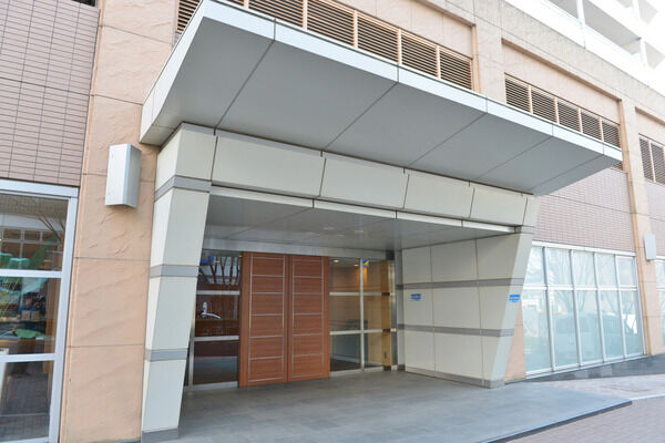 正面入口は温かみを感じる木の扉を採用しています。