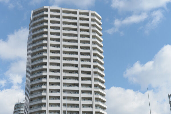 【ニューシティ東戸塚タワーズシティ パークタワー東戸塚】直線的なデザインは、シンプルでありながらデザイン性の高さを感じさせる。 【ニューシティ東戸塚タワーズシティ パークタワー東戸塚】直線的なデザインは、シンプルでありながらデザイン性の高さを感じさせる。