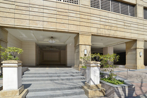 エントランス外壁はシンプルかつ、高級感を感じさせる演出が施されている。