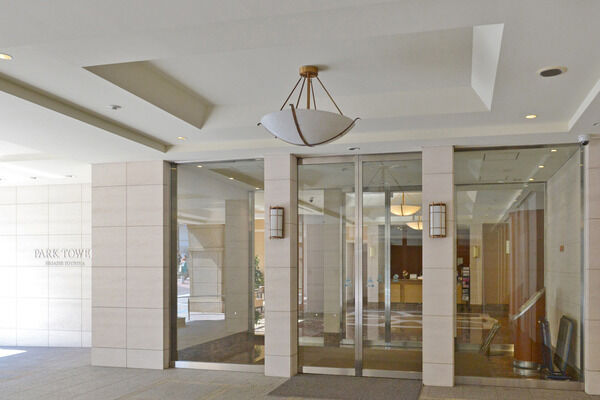 エントランスの扉の奥には、ラグジュアリー感を感じさせるロビーが誘う。