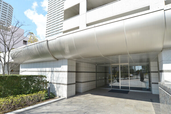 穏やかでフォーマルな風格の「グランドエントランスロビー」。