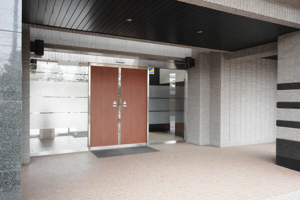 扉の奥には、贅沢にしつらえた二層吹き抜けの空間が広がります。