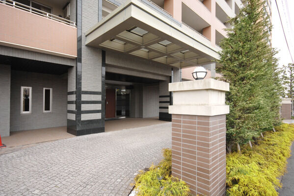 足もとには落ち着きのあるレンガ風タイルを敷き詰めました。