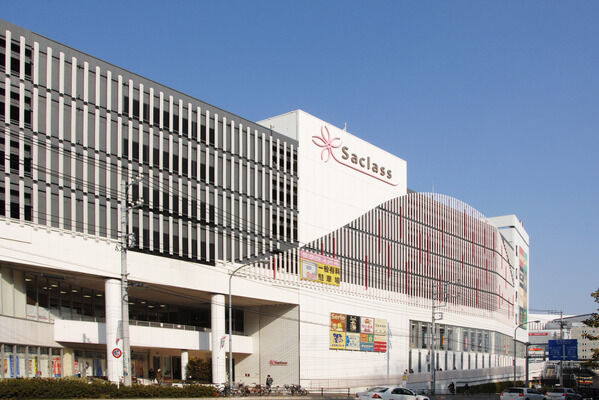 「サクラス戸塚店」は、約1,000m（徒歩13分）。