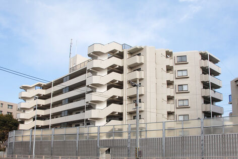 ７階建。シンプルかつ、清潔感のある美しいフォルム。